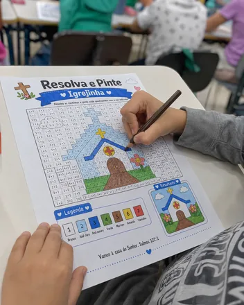 Criança usando a Bíblia em quadradinhos impressa
