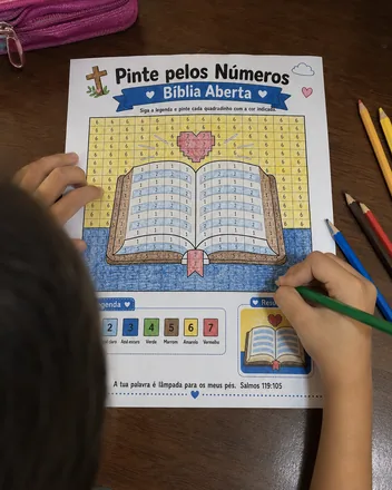 Criança usando a Bíblia em quadradinhos impressa