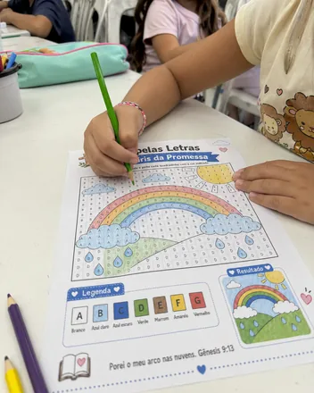 Criança usando a Bíblia em quadradinhos impressa